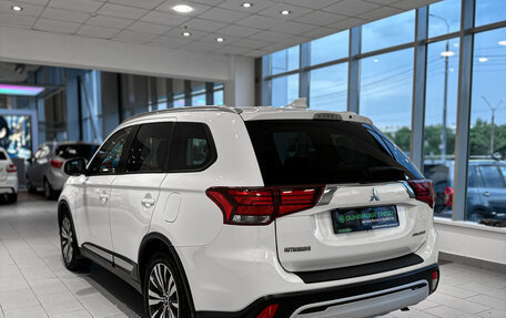 Mitsubishi Outlander III рестайлинг 3, 2020 год, 2 230 000 рублей, 8 фотография
