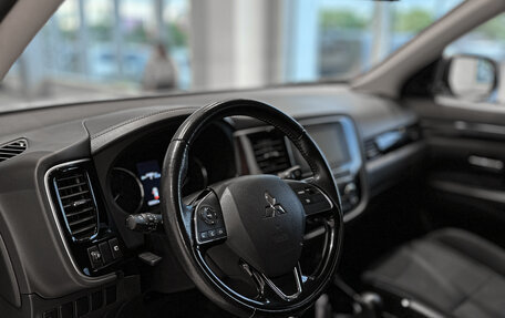 Mitsubishi Outlander III рестайлинг 3, 2020 год, 2 230 000 рублей, 10 фотография