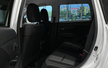 Mitsubishi Outlander III рестайлинг 3, 2020 год, 2 230 000 рублей, 15 фотография