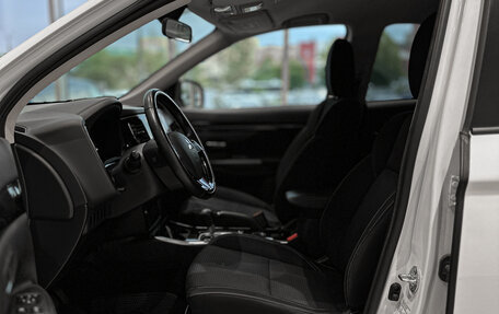 Mitsubishi Outlander III рестайлинг 3, 2020 год, 2 230 000 рублей, 9 фотография