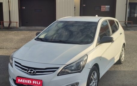 Hyundai Solaris II рестайлинг, 2015 год, 865 000 рублей, 1 фотография