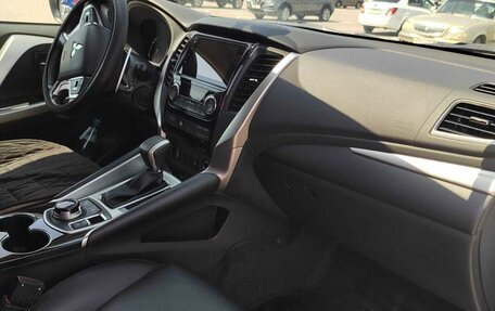 Mitsubishi Pajero Sport III рестайлинг, 2019 год, 3 050 000 рублей, 5 фотография