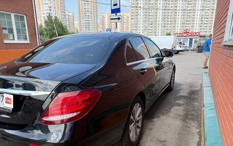 Mercedes-Benz E-Класс, 2019 год, 1 900 000 рублей, 5 фотография
