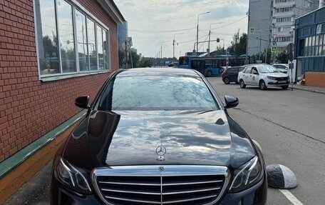 Mercedes-Benz E-Класс, 2019 год, 1 900 000 рублей, 4 фотография