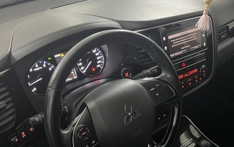 Mitsubishi Outlander III рестайлинг 3, 2019 год, 2 350 000 рублей, 10 фотография