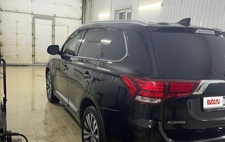 Mitsubishi Outlander III рестайлинг 3, 2019 год, 2 350 000 рублей, 6 фотография