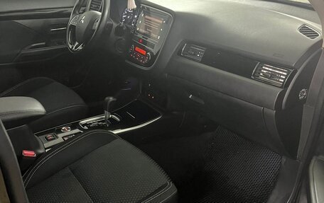 Mitsubishi Outlander III рестайлинг 3, 2019 год, 2 350 000 рублей, 14 фотография