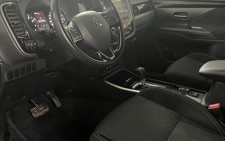 Mitsubishi Outlander III рестайлинг 3, 2019 год, 2 350 000 рублей, 13 фотография