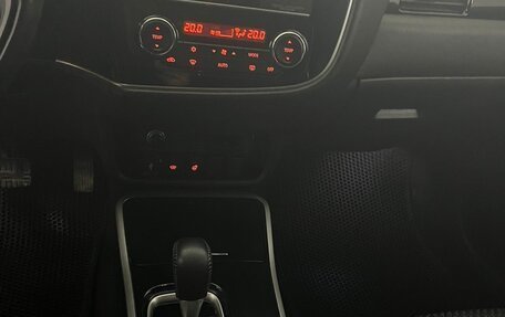 Mitsubishi Outlander III рестайлинг 3, 2019 год, 2 350 000 рублей, 11 фотография