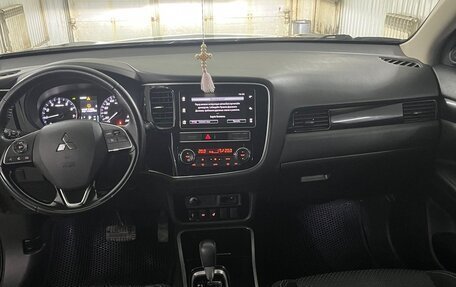 Mitsubishi Outlander III рестайлинг 3, 2019 год, 2 350 000 рублей, 8 фотография
