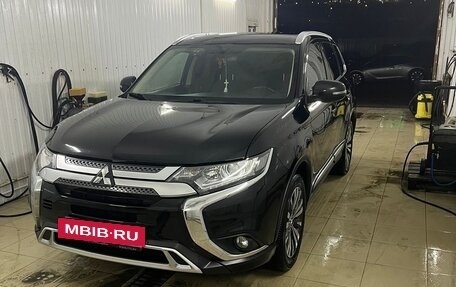Mitsubishi Outlander III рестайлинг 3, 2019 год, 2 350 000 рублей, 2 фотография