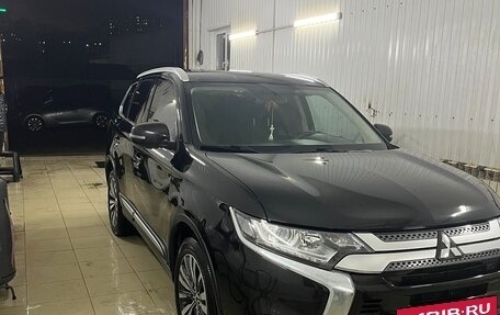 Mitsubishi Outlander III рестайлинг 3, 2019 год, 2 350 000 рублей, 3 фотография