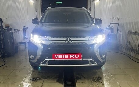 Mitsubishi Outlander III рестайлинг 3, 2019 год, 2 350 000 рублей, 15 фотография