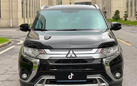 Mitsubishi Outlander III рестайлинг 3, 2021 год, 1 800 008 рублей, 2 фотография
