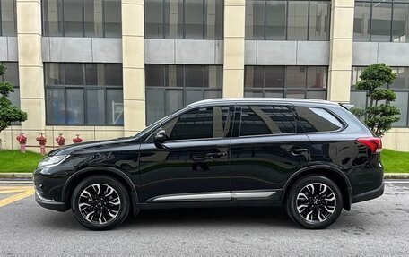 Mitsubishi Outlander III рестайлинг 3, 2021 год, 1 800 008 рублей, 7 фотография
