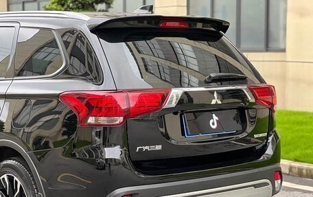 Mitsubishi Outlander III рестайлинг 3, 2021 год, 1 800 008 рублей, 9 фотография