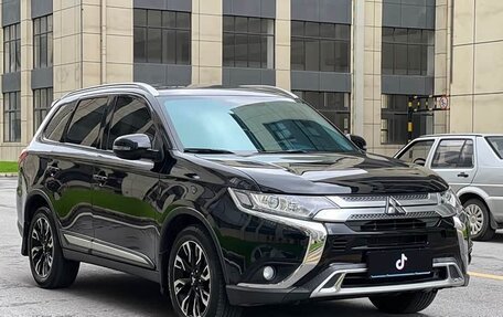 Mitsubishi Outlander III рестайлинг 3, 2021 год, 1 800 008 рублей, 3 фотография