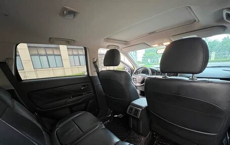 Mitsubishi Outlander III рестайлинг 3, 2021 год, 1 800 008 рублей, 13 фотография