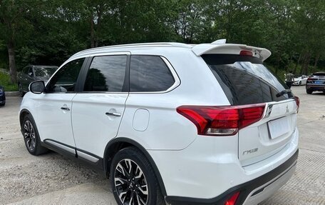 Mitsubishi Outlander III рестайлинг 3, 2021 год, 2 200 008 рублей, 4 фотография