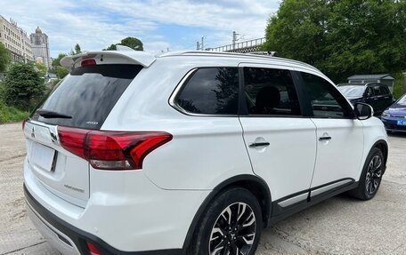 Mitsubishi Outlander III рестайлинг 3, 2021 год, 2 200 008 рублей, 6 фотография