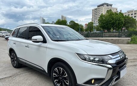 Mitsubishi Outlander III рестайлинг 3, 2021 год, 2 200 008 рублей, 3 фотография