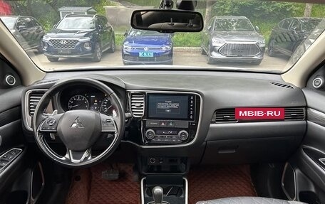 Mitsubishi Outlander III рестайлинг 3, 2021 год, 2 200 008 рублей, 8 фотография