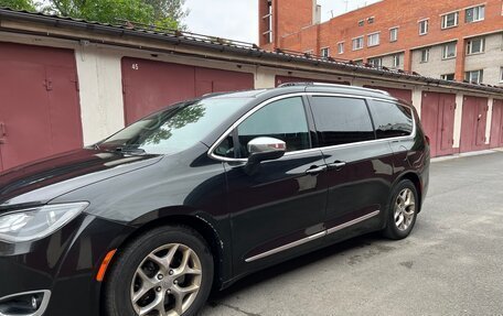 Chrysler Pacifica (RU), 2016 год, 2 450 000 рублей, 5 фотография