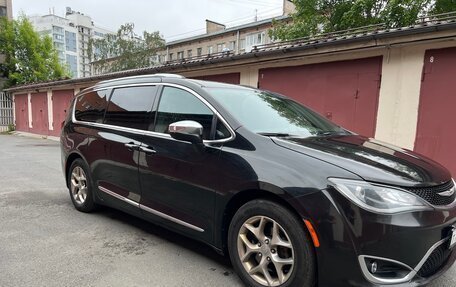 Chrysler Pacifica (RU), 2016 год, 2 450 000 рублей, 4 фотография