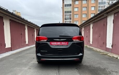 Chrysler Pacifica (RU), 2016 год, 2 450 000 рублей, 8 фотография