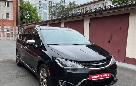Chrysler Pacifica (RU), 2016 год, 2 450 000 рублей, 2 фотография