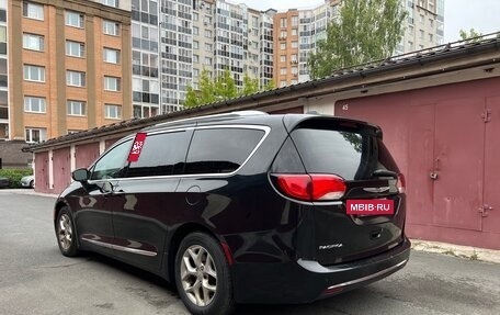 Chrysler Pacifica (RU), 2016 год, 2 450 000 рублей, 7 фотография