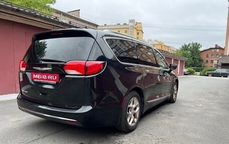 Chrysler Pacifica (RU), 2016 год, 2 450 000 рублей, 9 фотография