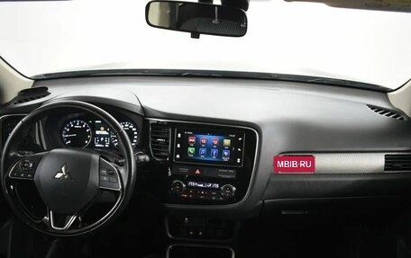 Mitsubishi Outlander III рестайлинг 3, 2018 год, 2 255 000 рублей, 5 фотография