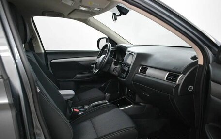 Mitsubishi Outlander III рестайлинг 3, 2018 год, 2 255 000 рублей, 13 фотография