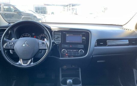 Mitsubishi Outlander III рестайлинг 3, 2016 год, 1 900 000 рублей, 10 фотография