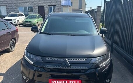 Mitsubishi Outlander III рестайлинг 3, 2021 год, 3 333 333 рублей, 4 фотография