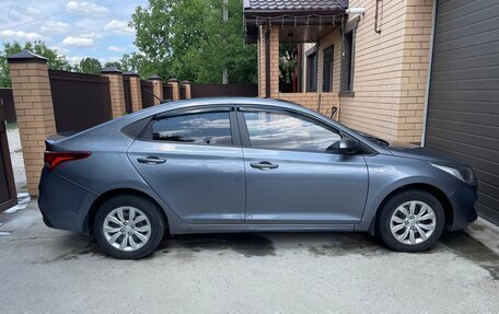 Hyundai Solaris II рестайлинг, 2017 год, 900 000 рублей, 3 фотография