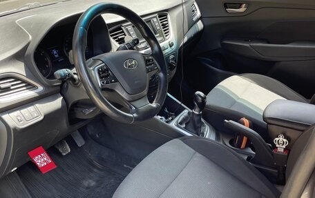 Hyundai Solaris II рестайлинг, 2017 год, 900 000 рублей, 11 фотография