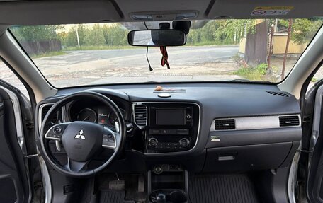 Mitsubishi Outlander III рестайлинг 3, 2014 год, 1 800 000 рублей, 3 фотография