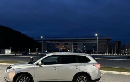 Mitsubishi Outlander III рестайлинг 3, 2014 год, 1 800 000 рублей, 9 фотография