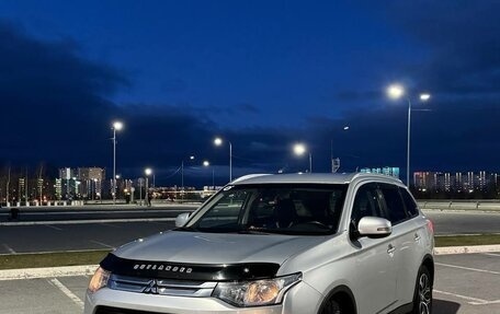Mitsubishi Outlander III рестайлинг 3, 2014 год, 1 800 000 рублей, 4 фотография