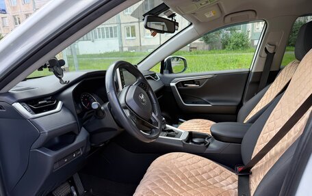 Toyota RAV4, 2020 год, 2 990 000 рублей, 10 фотография