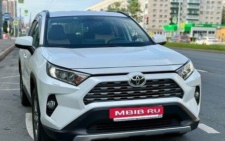 Toyota RAV4, 2020 год, 2 990 000 рублей, 3 фотография