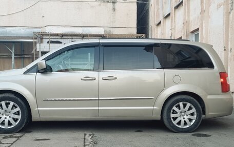 Chrysler Town & Country V рестайлинг, 2012 год, 1 400 000 рублей, 1 фотография