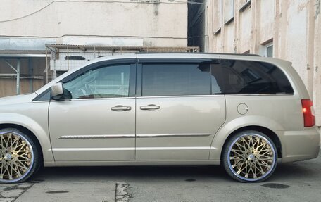 Chrysler Town & Country V рестайлинг, 2012 год, 1 400 000 рублей, 2 фотография