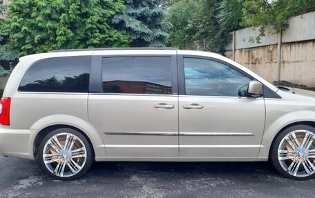 Chrysler Town & Country V рестайлинг, 2012 год, 1 400 000 рублей, 3 фотография