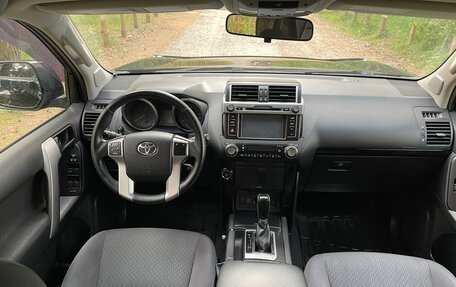 Toyota Land Cruiser Prado 150 рестайлинг 2, 2015 год, 3 880 000 рублей, 28 фотография