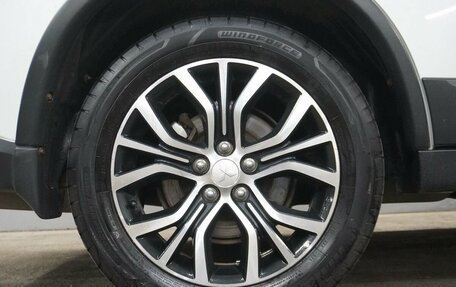 Mitsubishi Outlander III рестайлинг 3, 2018 год, 1 900 000 рублей, 10 фотография