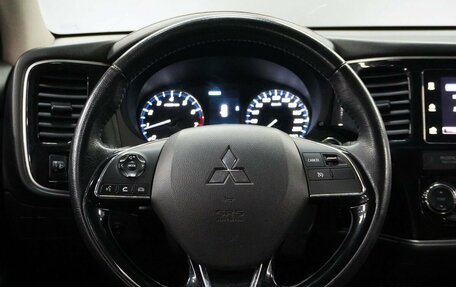 Mitsubishi Outlander III рестайлинг 3, 2018 год, 1 900 000 рублей, 14 фотография