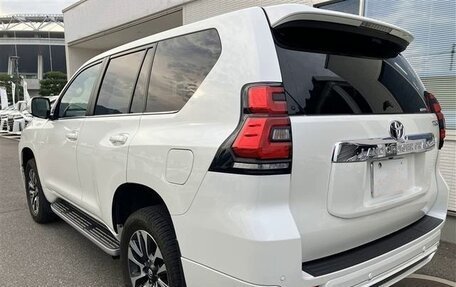 Toyota Land Cruiser Prado 150 рестайлинг 2, 2021 год, 3 313 000 рублей, 6 фотография